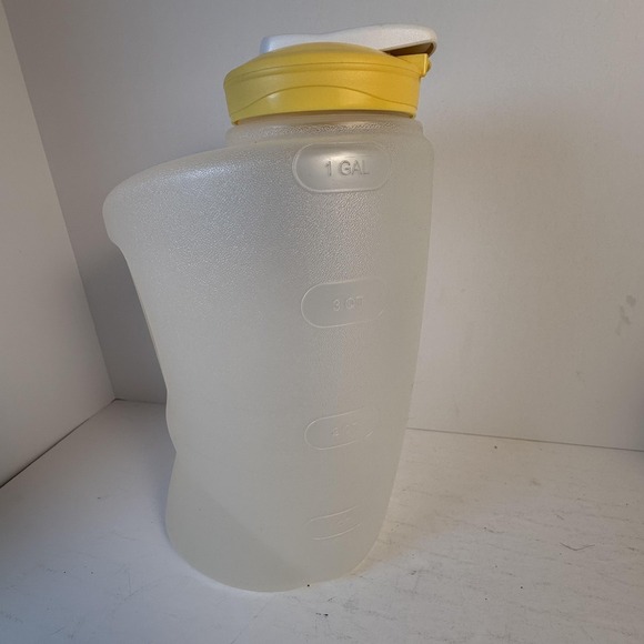 Rubbermaid Clear Frosted Plastic Drink Jug Pitcher 1 Gallon Yellow Lid Made USA - Picture 8 of 15